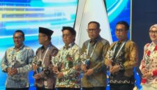 Foto: Momen rendi solihin menerima trofi penghargaan untuk kukar (Foto: Istimewa)