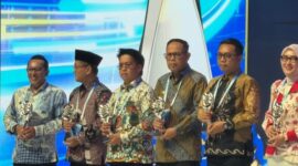 Foto: Momen rendi solihin menerima trofi penghargaan untuk kukar (Foto: Istimewa)