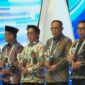 Foto: Momen rendi solihin menerima trofi penghargaan untuk kukar (Foto: Istimewa)