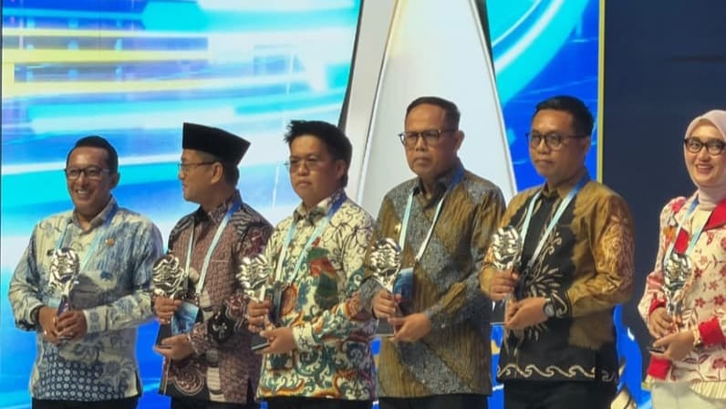 Foto: Momen rendi solihin menerima trofi penghargaan untuk kukar (Foto: Istimewa)