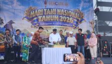 Foto: Momen pemotongan tumpeng dalan rangka Hari Tani oleh Bupati Kukar, Aulia Rahman Basri.