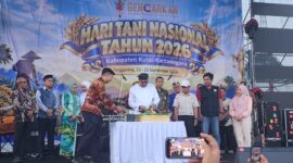 Foto: Momen pemotongan tumpeng dalan rangka Hari Tani oleh Bupati Kukar, Aulia Rahman Basri.