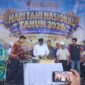 Foto: Momen pemotongan tumpeng dalan rangka Hari Tani oleh Bupati Kukar, Aulia Rahman Basri.