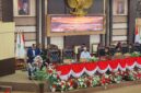 Foto Bupati Kukar, Aulia Rahman Basri dengan pasangannya Wabup Kukar, Rendi Solihin saat sidang Paripurna sekaligus memperingati Hari Ulang Tahun Ke-244.