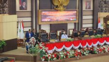 Foto Bupati Kukar, Aulia Rahman Basri dengan pasangannya Wabup Kukar, Rendi Solihin saat sidang Paripurna sekaligus memperingati Hari Ulang Tahun Ke-244.