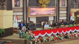 Foto Bupati Kukar, Aulia Rahman Basri dengan pasangannya Wabup Kukar, Rendi Solihin saat sidang Paripurna sekaligus memperingati Hari Ulang Tahun Ke-244.