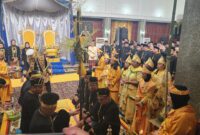 Foto: Momen Merebahkan Pinang Ayu Tanda Erau Adat Kutai 2026 berakhir.