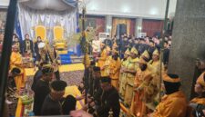 Foto: Momen Merebahkan Pinang Ayu Tanda Erau Adat Kutai 2026 berakhir.
