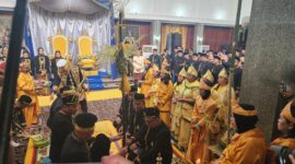 Foto: Momen Merebahkan Pinang Ayu Tanda Erau Adat Kutai 2026 berakhir.