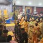 Foto: Momen Merebahkan Pinang Ayu Tanda Erau Adat Kutai 2026 berakhir.