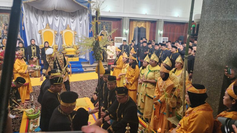Foto: Momen Merebahkan Pinang Ayu Tanda Erau Adat Kutai 2026 berakhir.