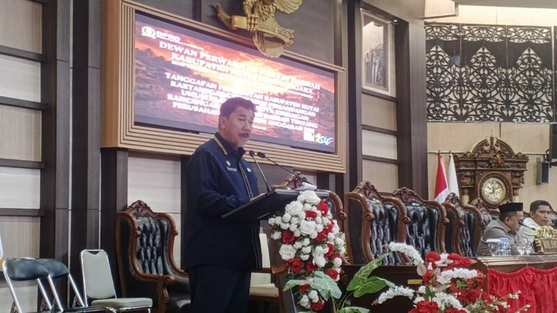 Foto: Sekda Kukar, Sunggono saat Tanggapan Fraksi di Sidang Paripurna DPRD Kukar.
