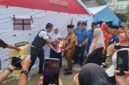 Foto: Pemkab Kukar memberikan bantuan kepada masyarakat terdampak.