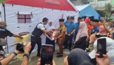 Foto: Pemkab Kukar memberikan bantuan kepada masyarakat terdampak.