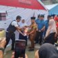 Foto: Pemkab Kukar memberikan bantuan kepada masyarakat terdampak.