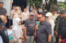 Foto: Bupati Kukar, Aulia Rahman Basri saat memantau posko bantuan.