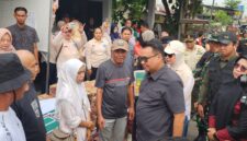 Foto: Bupati Kukar, Aulia Rahman Basri saat memantau posko bantuan.