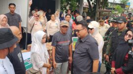 Foto: Bupati Kukar, Aulia Rahman Basri saat memantau posko bantuan.