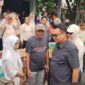 Foto: Bupati Kukar, Aulia Rahman Basri saat memantau posko bantuan.