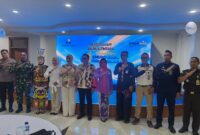 Foto: Momen Foto Bersama Bupati Kukar, Aulia Rahman Basri bersama Pimpinan Cabang Tenggarong Bankaltimtara, Eryuni dan Unsur Forkopimda Kukar.