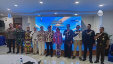 Foto: Momen Foto Bersama Bupati Kukar, Aulia Rahman Basri bersama Pimpinan Cabang Tenggarong Bankaltimtara, Eryuni dan Unsur Forkopimda Kukar.