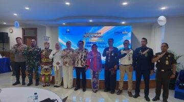 Foto: Momen Foto Bersama Bupati Kukar, Aulia Rahman Basri bersama Pimpinan Cabang Tenggarong Bankaltimtara, Eryuni dan Unsur Forkopimda Kukar.