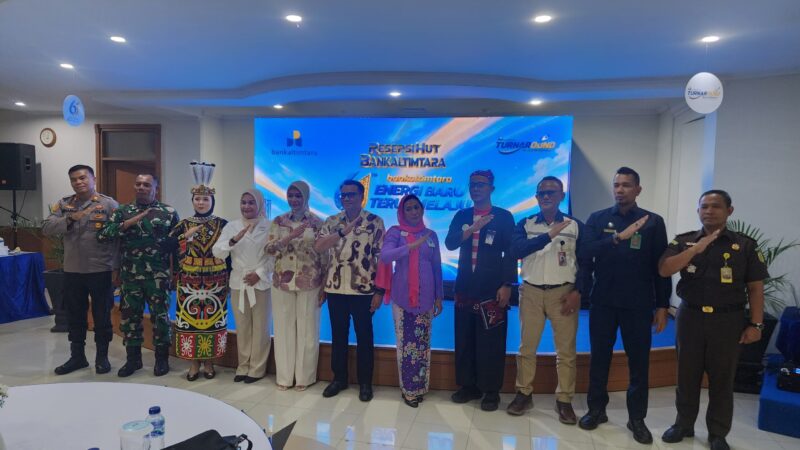 Foto: Momen Foto Bersama Bupati Kukar, Aulia Rahman Basri bersama Pimpinan Cabang Tenggarong Bankaltimtara, Eryuni dan Unsur Forkopimda Kukar.