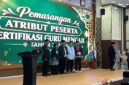 Foto: Momen foto bersama saat pemasangan atribut peserta sertifikasi guru mengaji tahun 2026.