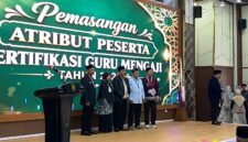 Foto: Momen foto bersama saat pemasangan atribut peserta sertifikasi guru mengaji tahun 2026.