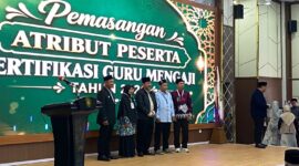 Foto: Momen foto bersama saat pemasangan atribut peserta sertifikasi guru mengaji tahun 2026.