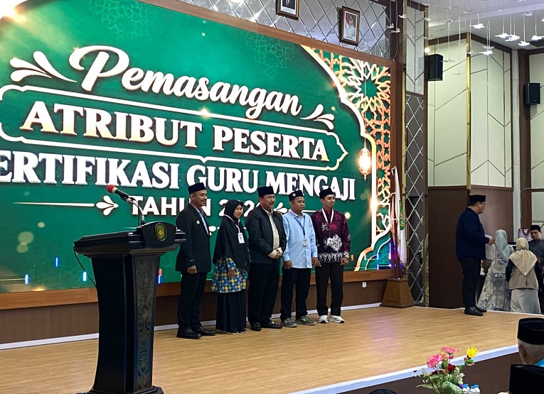 Foto: Momen foto bersama saat pemasangan atribut peserta sertifikasi guru mengaji tahun 2026.