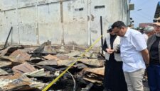 Foto: Bupati Kukar, Aulia Rahman Basri saat meninjau lokasi kebakaran Jalan Kartini, Tenggarong