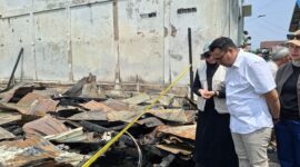 Foto: Bupati Kukar, Aulia Rahman Basri saat meninjau lokasi kebakaran Jalan Kartini, Tenggarong