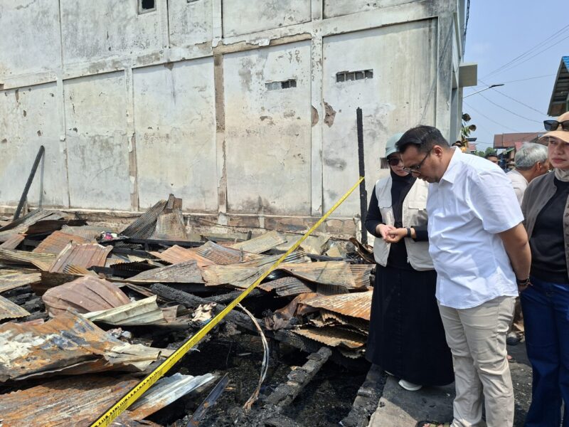 Foto: Bupati Kukar, Aulia Rahman Basri saat meninjau lokasi kebakaran Jalan Kartini, Tenggarong
