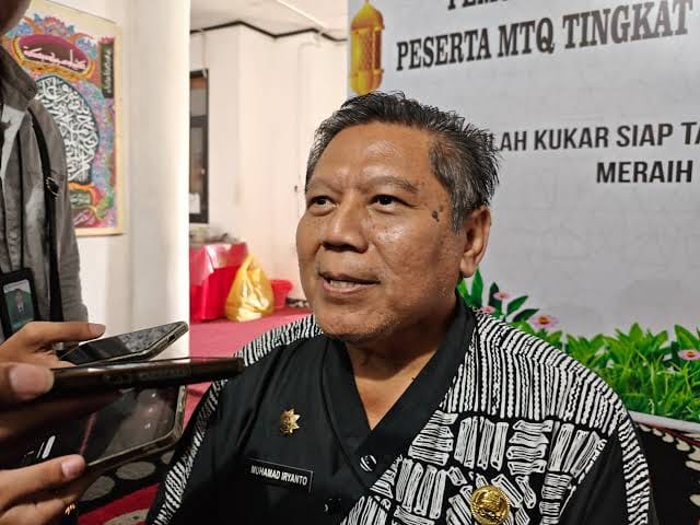 Foto: Plt Kepala Disdukcapil Kukar, Muhamad Iryanto.