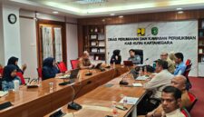 Foto: Rapat sosialisasi penggunaan tenaga kerja asing (TKA) bersama sejumlah perusahaan di ruang rapat Kantor Disperkim Kukar.