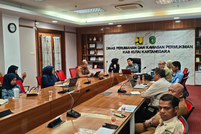 Foto: Rapat sosialisasi penggunaan tenaga kerja asing (TKA) bersama sejumlah perusahaan di ruang rapat Kantor Disperkim Kukar.