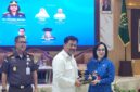 Foto: Momen Pemberian Cindera Mata dari Sekda Kukar kepada Kepala Kejati Kaltim.
