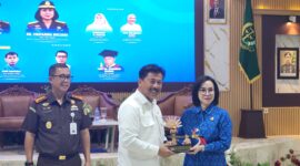 Foto: Momen Pemberian Cindera Mata dari Sekda Kukar kepada Kepala Kejati Kaltim.