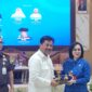 Foto: Momen Pemberian Cindera Mata dari Sekda Kukar kepada Kepala Kejati Kaltim.