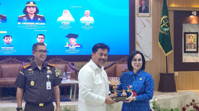 Foto: Momen Pemberian Cindera Mata dari Sekda Kukar kepada Kepala Kejati Kaltim.