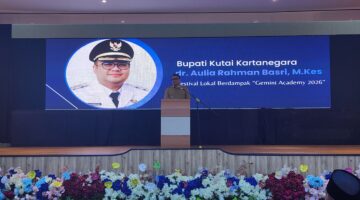 Foto: Bupati Kukar, Aulia Rahman Basri saat memberikan Sambutan sekaligus membuka kegiatan Festival Lokal Gemini Academy Impact Awards 2026.