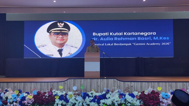 Foto: Bupati Kukar, Aulia Rahman Basri saat memberikan Sambutan sekaligus membuka kegiatan Festival Lokal Gemini Academy Impact Awards 2026.
